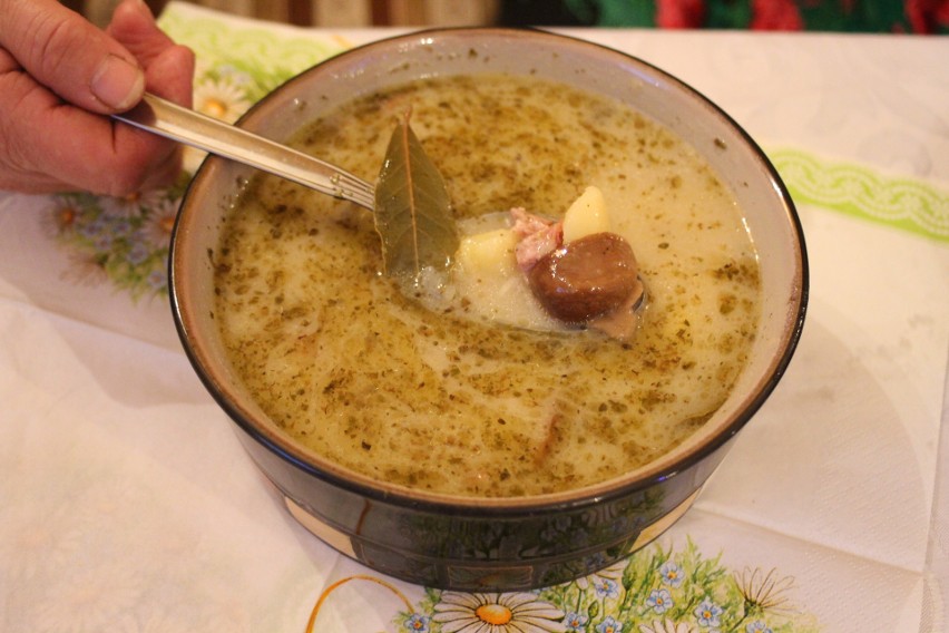 Zalewajka – zupa z ziemniaków, zalanych kiszonym białym...
