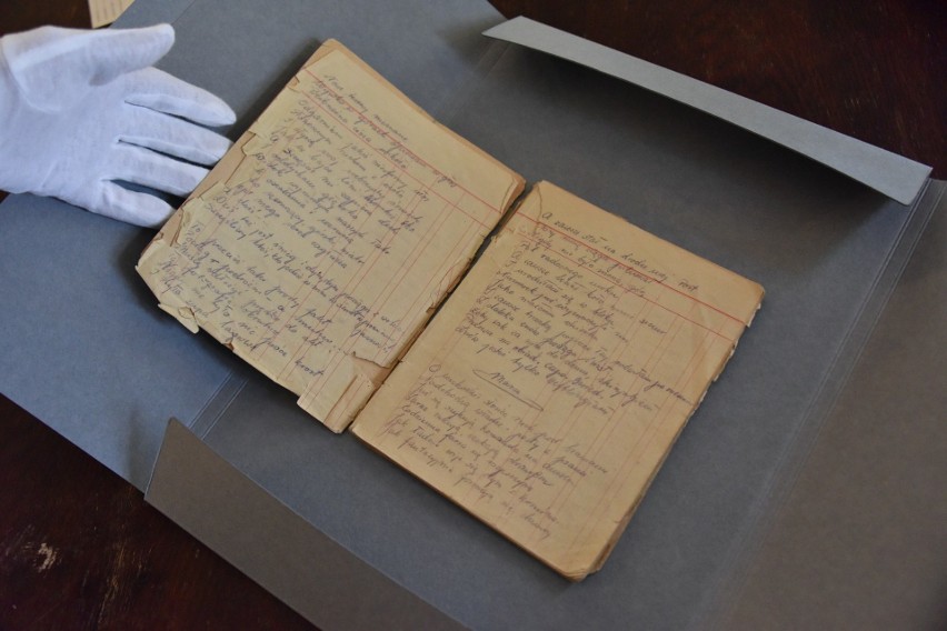 Ważny i cenny eksponat trafił do zbiorów Muzeum Auschwitz-Birkenau. Jest to oryginalny rękopis wierszy więźniarek KL Auschwitz [ZDJĘCIA]
