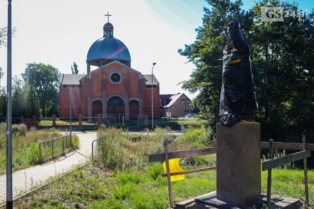 Pomnik św. Jadwigi w Szczecinie już gotowy, ale jeszcze zasłonięty