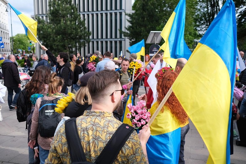 Niemal 75 proc. Ukraińców pracujących w Polsce wspomaga...