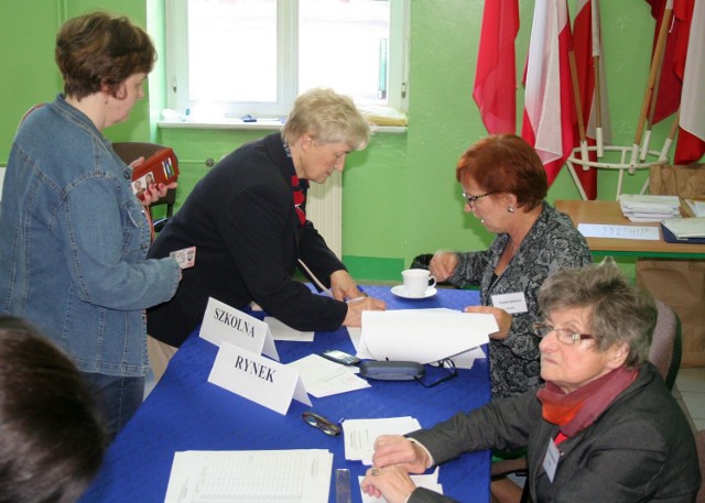 Głosowanie w Gimnazjum nr 1 w Chełmnie.