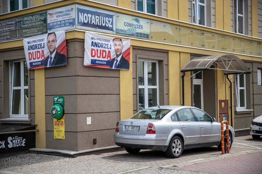 Plakat Andrzeja Dudy na budynku podlaskiej Solidarności
