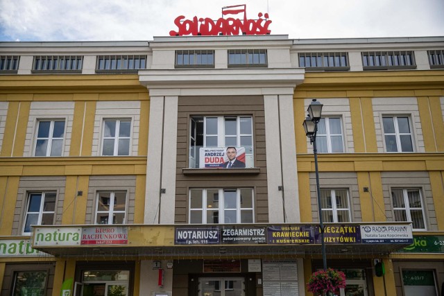 Plakat Andrzeja Dudy na budynku podlaskiej Solidarności