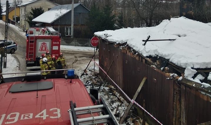 Pod śniegiem zawalił się dach na starym domu w Rudniku nad Sanem. Interweniowali strażacy (ZDJĘCIA)