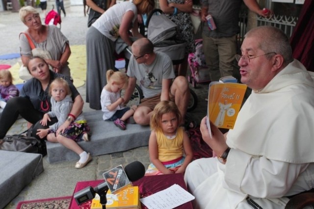 Dominikanin o. Jan Góra czytał bajki dzieciom
