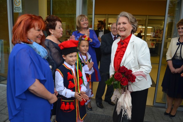 Krzysztof Filasiński wprowadził po czerwonym dywanie do Soleckiego Centrum Kultury Irenę Santor, pierwszą damę polskiej piosenki. Okazją było wydanie specjalnego albumu „Powrócisz tu”, poświęconego pani Irenie, która w tym mieście spędziła swe dzieciństwo i o Solcu pamięta. Jest Honorowym Obywatelem Solca Kujawskiego. W SCK gościła już po raz trzeci. Grała orkiestra dęta OSP, piosenki pani Ireny śpiewali soleccy artyści. Rozmowę z bohaterką wieczoru prowadziła red. Urszula Guźlecka.INFO Z POLSKI 14.09.2017 - przegląd najciekawszych informacji ostatnich dni w kraju