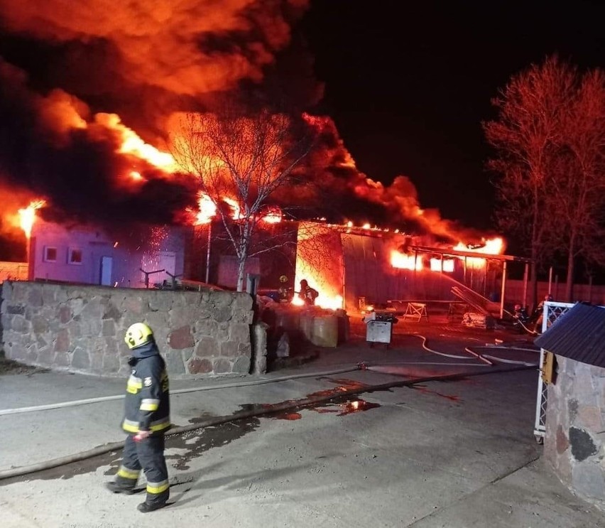 Wielki pożar w Jordanowie (gm. Brzeziny). Spłonął budynek, w którym przechowywano maszyny rolnicze i płody rolne