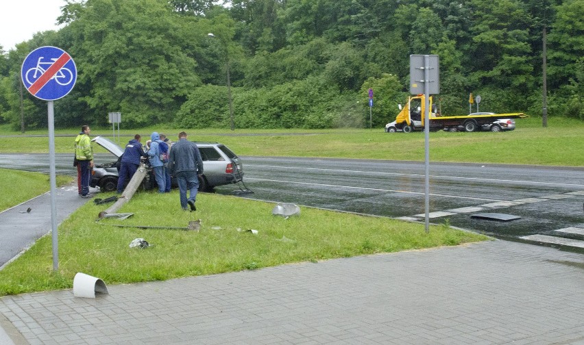 Ul. Wrotkowska: Kierowca mercedesa uderzył w latarnię