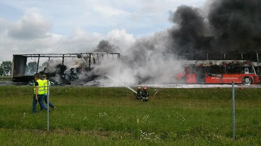 Karambol i pożar na A4. Cztery auta, w tym Polski Bus z Wrocławia, stanęły w ogniu (ZDJĘCIA, FILMY)