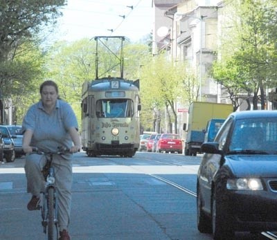 Zbyt dużo spalin jest przy ul. Mickiewicza. Okoliczni mieszkańcy boją się, że jak zamiast tramwajów pojadą autobusy, to stan powietrza jeszcze się pogorszy.