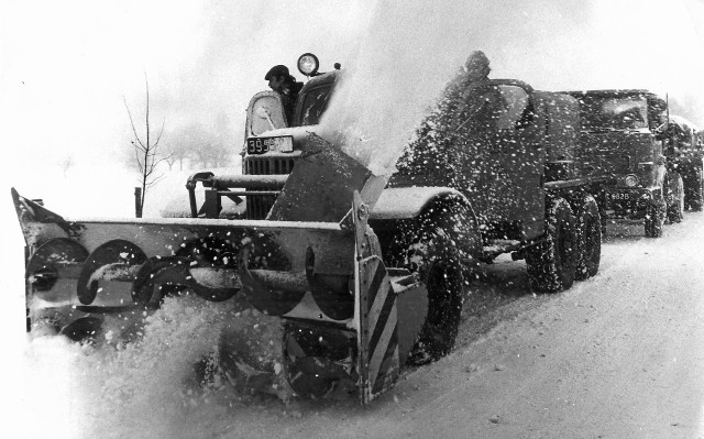 Tak odśnieżano dolnośląskie drogi w styczniu 1979 roku. Zdjęcie wykonał fotoreporter „Gazety Robotniczej” Tadeusz Szwed