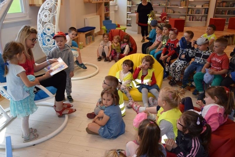 Radziejowskie przedszkolaki zaprzyjaźnione są z bibliotekarzami - z okazji ich święta przyszły złożyć im życzenia