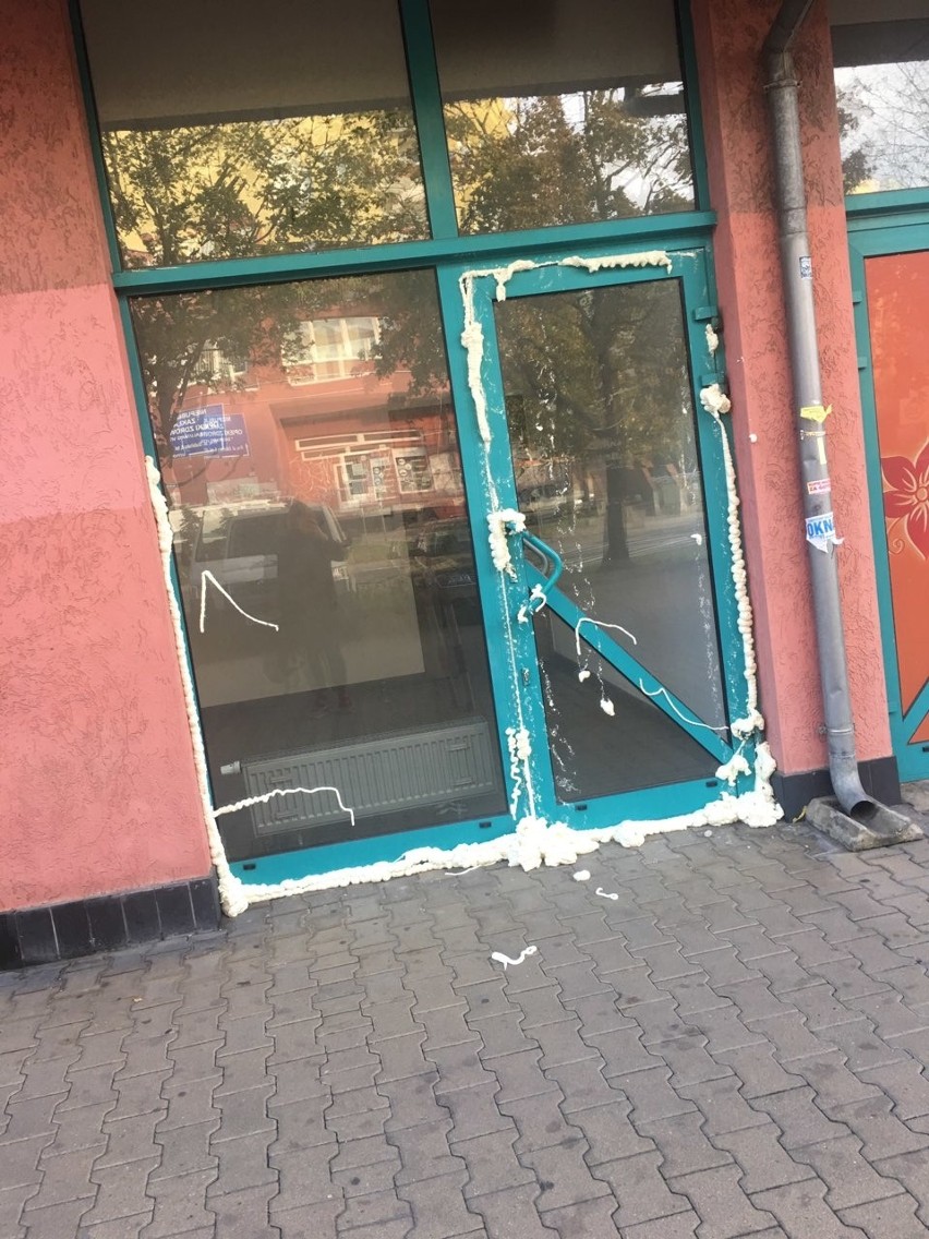 Drzwi do lokalu przy ulicy Gubińskiej, zaatakowanego w nocy...