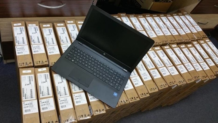 Kolejne laptopy dla szkół w Pabianicach. Do zdalnej nauki