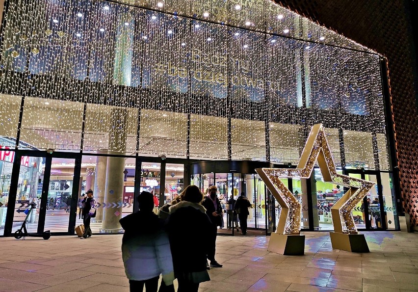 Kraków. Galerie handlowe rozbłysnęły pięknymi iluminacjami świątecznymi [ZDJĘCIA]