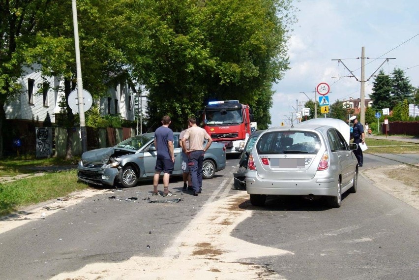 Wypadek na Warszawskiej. Zderzyły się trzy samochody, ranny sprawca [ZDJĘCIA+FILM]