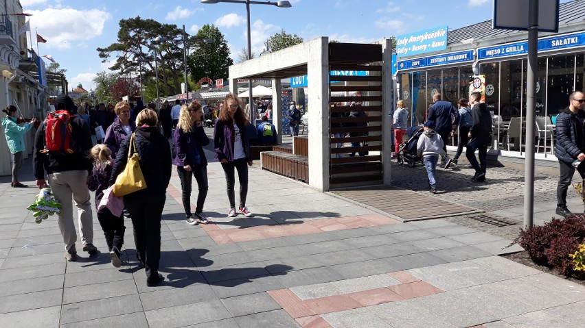 Majówka w Międzyzdrojach. Tłumy turystów na promenadzie [ZDJĘCIA]