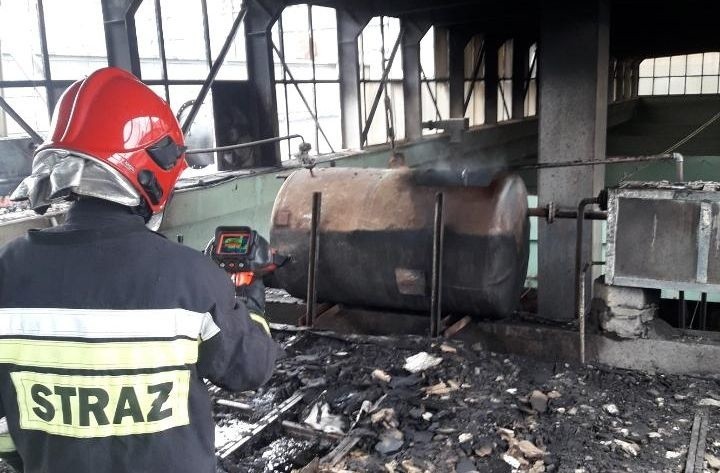 Pożar w fabryce z tkaninami w Jędrzejowie! Zapalił się olej. Było groźnie (ZDJĘCIA)