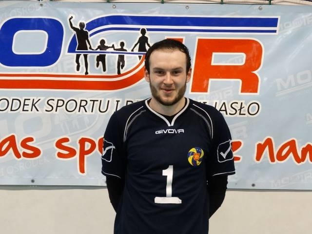 Jakub występuje w II-ligowym klubie MKS MOSiR Jasło. Jest jednym z najlepszych zawodników. Lekarze stwierdzili, że jedynym sposobem na pozbycie się nowotworu jest amputacja ręki.