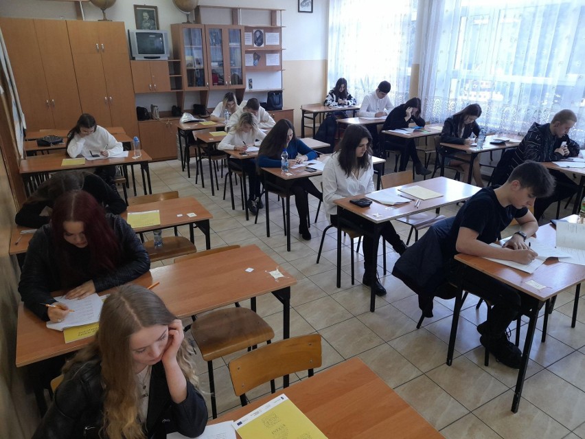 Świętokrzyska Matura Próbna w Zespole Szkół Zawodowych w Pińczowie. Matematykę pisało 64 uczniów 