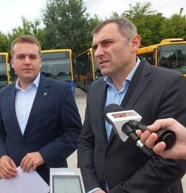 Jarosław Kateusz (z prawej) z prezydentem Starachowic Markiem Materkiem.