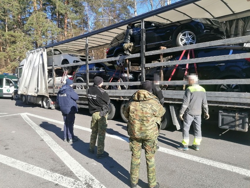 Transport używanych aut na Litwę zatrzymany. Podlascy inspektorzy stwierdzili szereg nieprawidłowości i zatrzymali ciężarówkę w Suchowoli