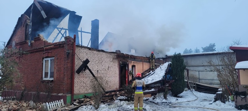 Osiem zastępów strażaków walczyło z pożarem, jaki wybuchł w...