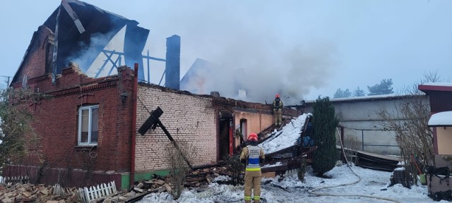 Osiem zastępów strażaków walczyło z pożarem, jaki wybuchł w poniedziałkowy ranek w Kolosach w powiecie kazimierskim.