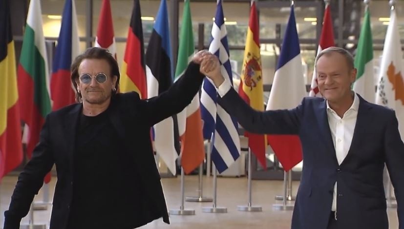 Bono spotkał się z Donaldem Tuskiem. Wspólne zdjęcie pod plakatem z napisem "Konstytucja"