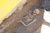 Poznań: Archeolodzy znaleźli na placu Kolegiackim szkielet z pozostałościami różańca