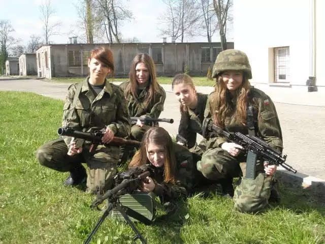 W mundurach chętnie się prezentują dziewczyny. Dzięki nim są bardziej widoczne. Niedawno one oraz ich koledzy spotkali się z żołnierzami 18. Pułku Rozpoznawczego. To jeszcze bardziej przekonało uczniów łapskiej mundurówki o trafnym wyborze szkoły. 