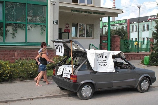 Podpis: Ten samochód, który stał się miejscem pracy mieszkańca Słupska, stoi od czterech lat przed Pierwszym Urzędem Skarbowym w Kielcach i nie ma mocnych, aby skłonić właściciela do odjechania.