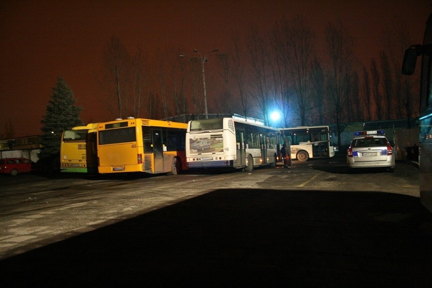 Wypadek w zajezdni w Świetochłowicach. Autobus przygniótł człowieka. Mężczyzna nie żyje