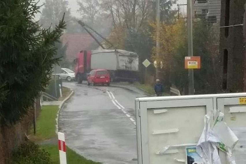 Wypadek pod Strzelinem. Tir przewożący buraki wypadł z drogi [FOTO]