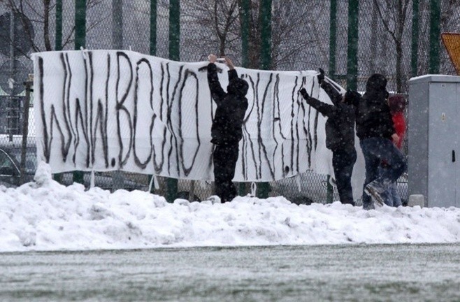 Kibice Arki protestują także podczas zimowych sparingów