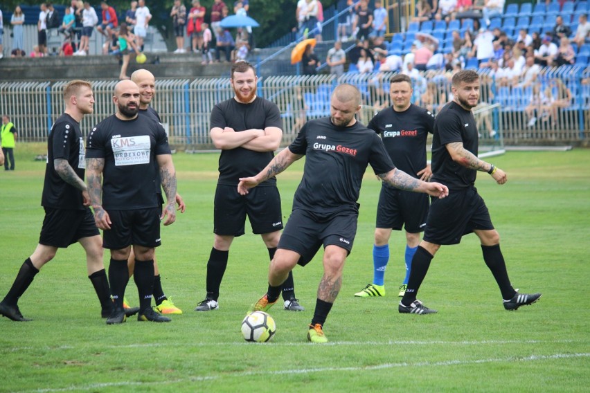 Gwiazdy MMA pokonały Gwiazdy boksu w meczu dla Aleksa [ZDJĘCIA, WIDEO]