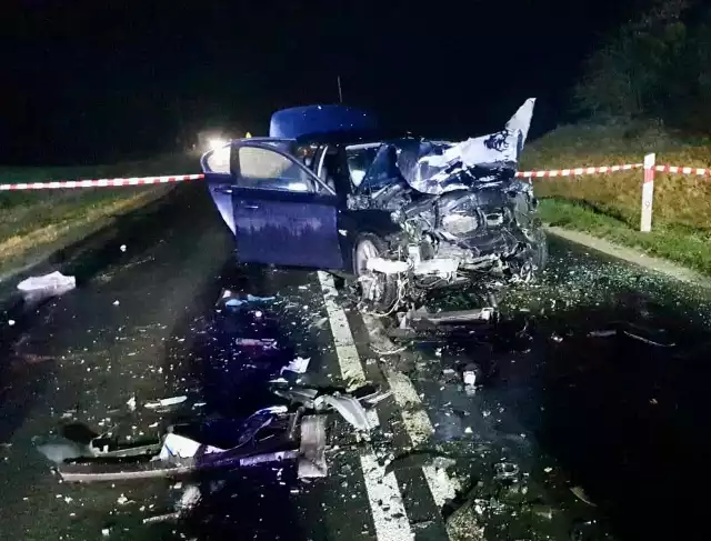 Tragiczny wypadek pod Golubiem-Dobrzyniem. W Zarębie na Drodze Wojewódzkiej 554 zderzyły się w czwartek dwa samochody osobowe. Jedna osoba zginęła, dwie inne zostały przewiezione do szpitala.