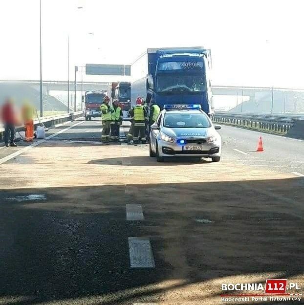 Wypadek na A4. Zderzyły się dwa samochody ciężarowe. Jedna osoba poszkodowana