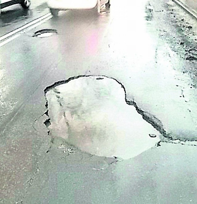 Dziura gigant to pułapka, która czyha na kierowców na ul. Piątkowskiej.