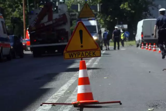 Wypadek niedaleko Lipska. Z ciężarówki wysypał się żwir, który zablokował drogę na wiele godzin