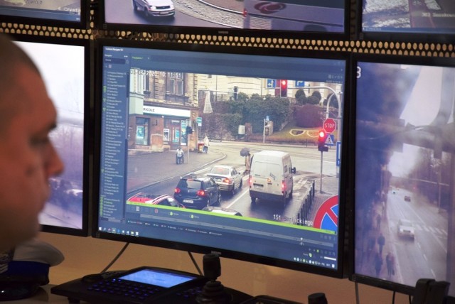 Bielscy policjanci pracując razem ze strażnikami miejskimi na stanowisku monitoringu wychwytują wykroczenia pieszych i kierowców na terenie Bielska-Białej