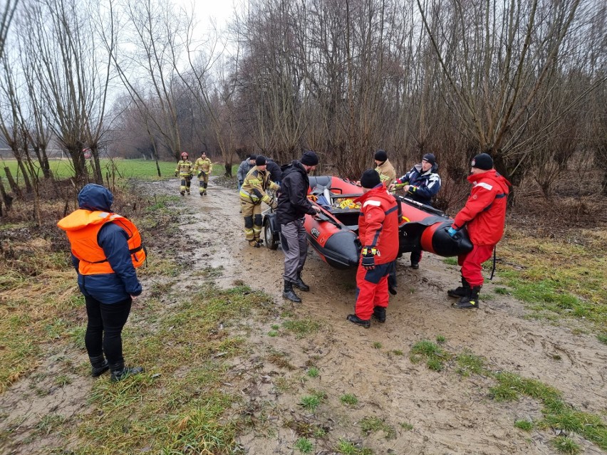 Tragiczny finał poszukiwań 62-letniej mieszkanki Rożubowic pod Przemyślem. Ciało w wodzie zauważyli policjanci [ZDJĘCIA]
