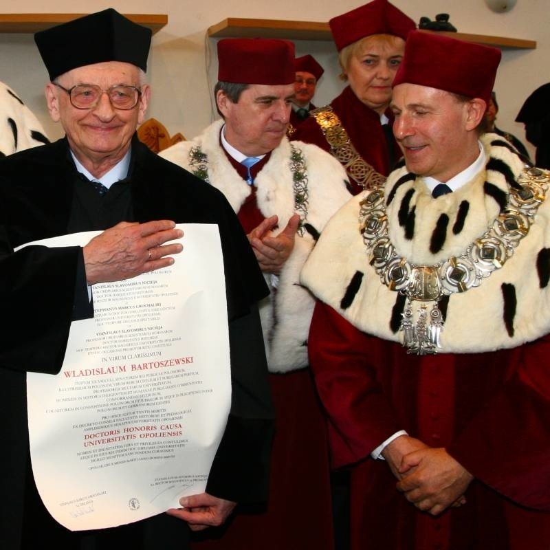 Prof. Bartoszewski w poniedziałek (10 marca) odebrał tytuł...