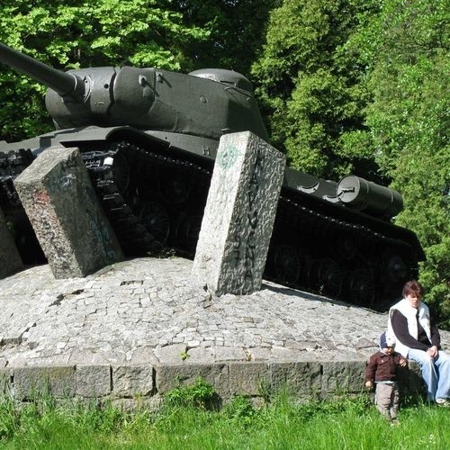 IS-2 stoi w parku Chrobrego.