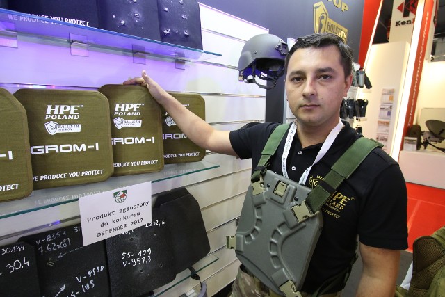 Nowość na targach, czyli system ochrony osobistej Grom-1, produkowany przez kielecką firmę HPE Poland, prezentuje spec od kamizelek kuloodpornych Krzysztof Kozak.