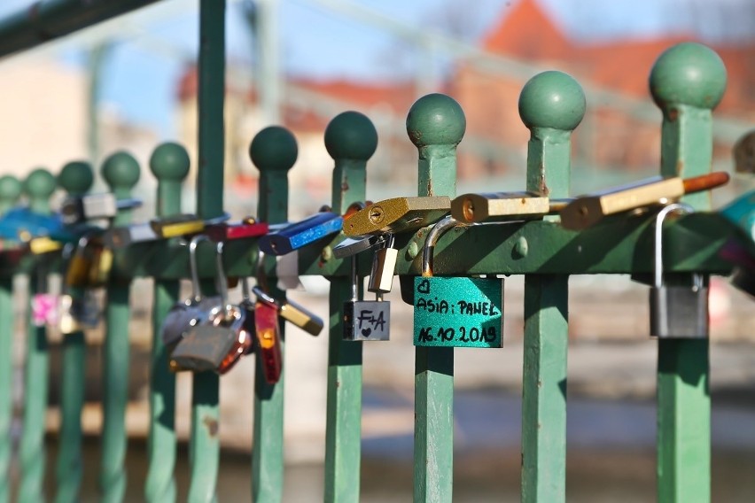 Most Tumski ma nowy kolor. Są i kłódki zakochanych