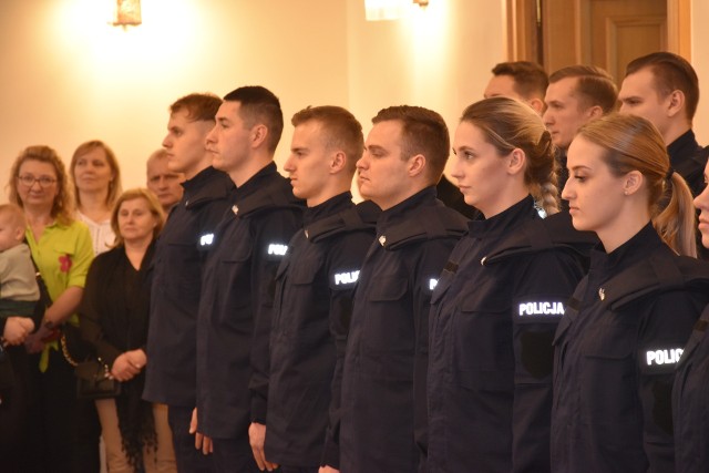 W Komendzie Wojewódzkiej Policji w Opolu na sztandar ślubowali nowi policjanci.