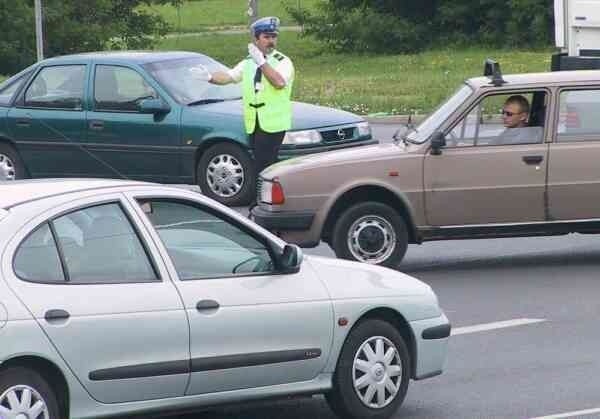 Policjanci musieli się wykazać m.in. umiejętnością kierowania ruchem na skrzyżowaniu.