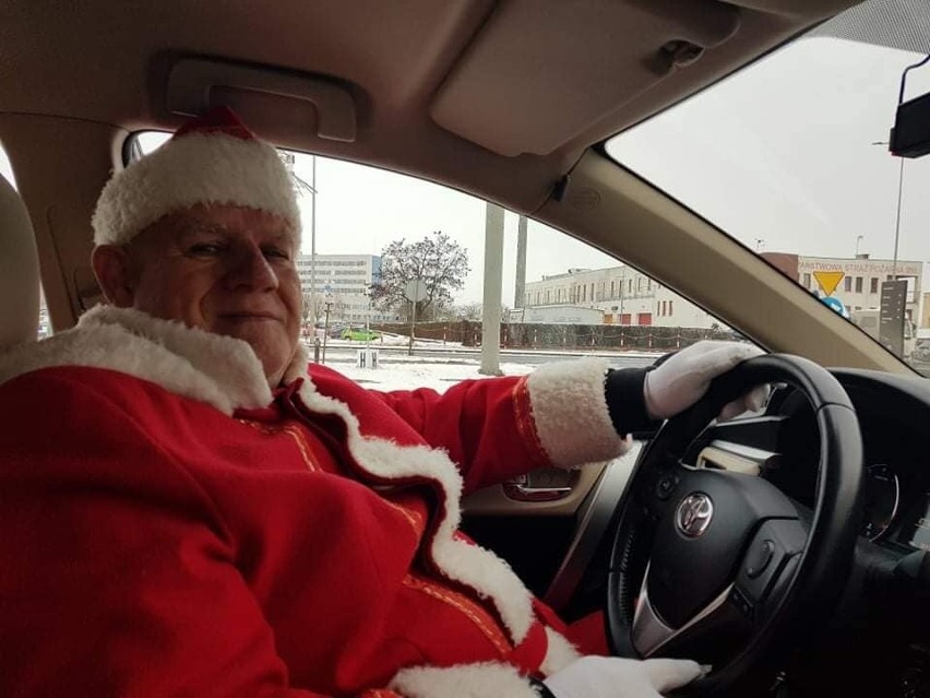 Święty Mikołaj znów odwiedził dzieci ze szpitala w Inowrocławiu. Zobaczcie zdjęcia