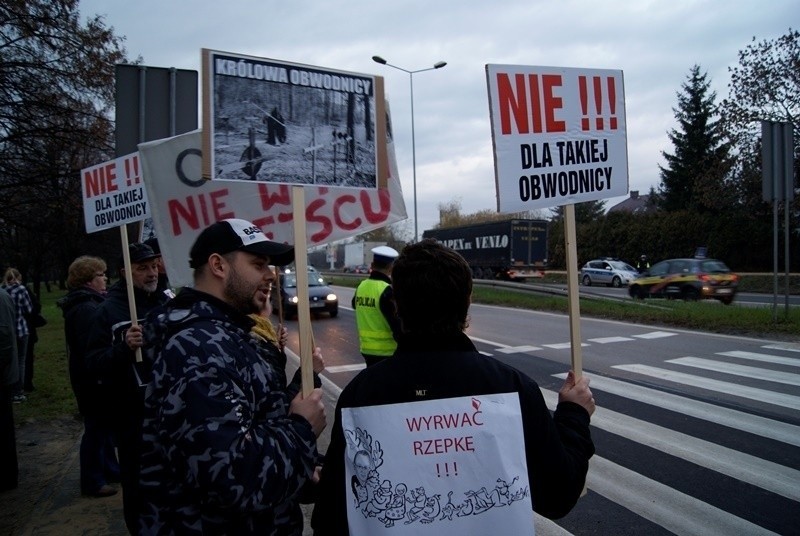 Protest przeciwko planowanej obwodnicy Olkusza.